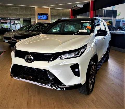 TOYOTA HILUX SW4 2.8 D-4D TURBO DIESEL DIAMOND 7L 4X4 AUTOMÁTICO